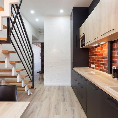 Leogrand Apartments On Khmelnytskoho 11 リヴィウ エクステリア 写真