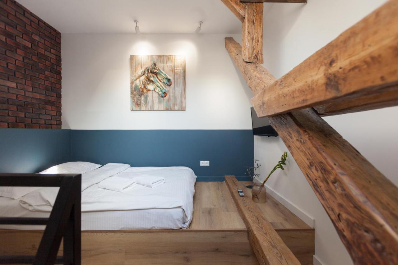 Leogrand Apartments On Khmelnytskoho 11 リヴィウ エクステリア 写真