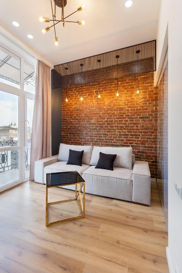 Leogrand Apartments On Khmelnytskoho 11 リヴィウ エクステリア 写真