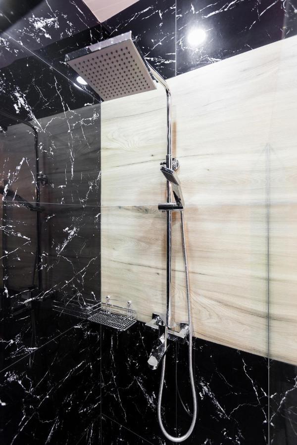 Leogrand Apartments On Khmelnytskoho 11 リヴィウ エクステリア 写真