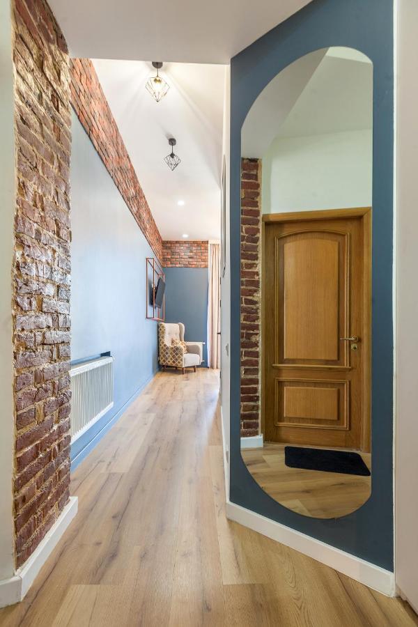 Leogrand Apartments On Khmelnytskoho 11 リヴィウ エクステリア 写真