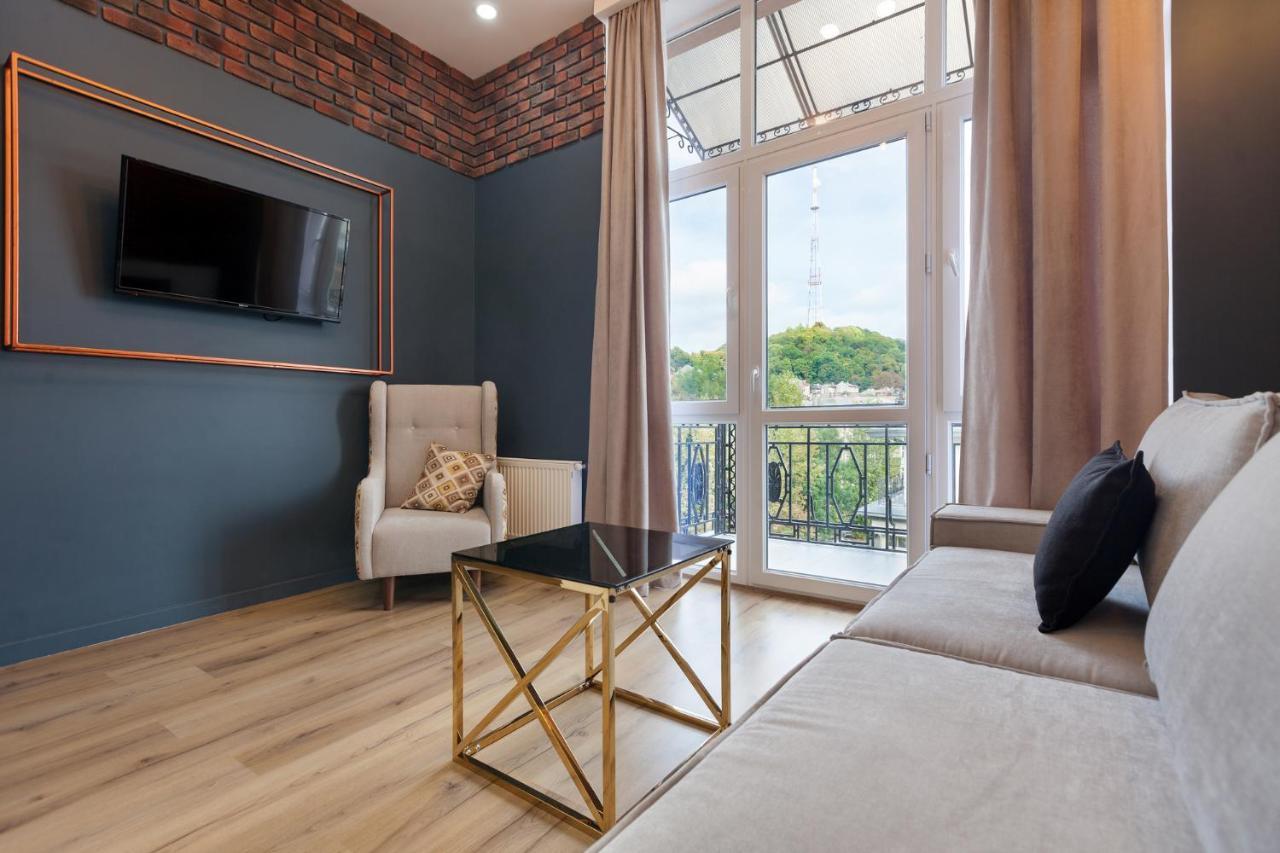 Leogrand Apartments On Khmelnytskoho 11 リヴィウ エクステリア 写真